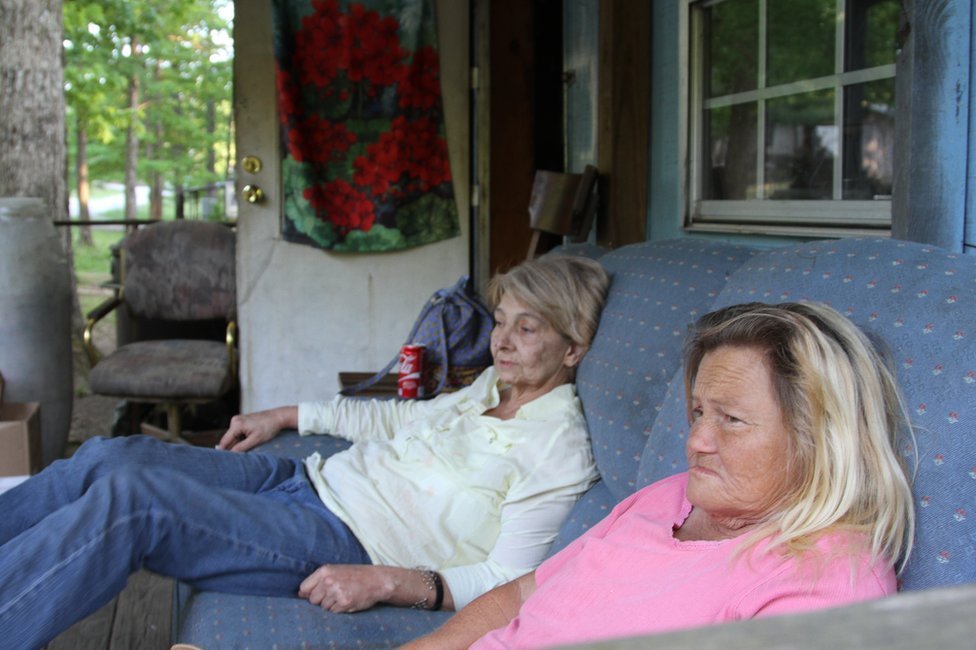 Pauline (a la izquierda) está sola en Sunshine Lane, pero una amiga que vive en otro barrio la visita cada tanto. Mujeres en Sunshine Lane