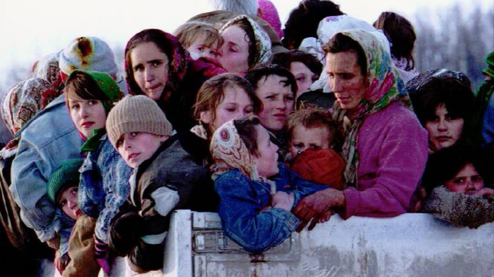 На фото из архива изображены эвакуируемые беженцы из Сребреницы