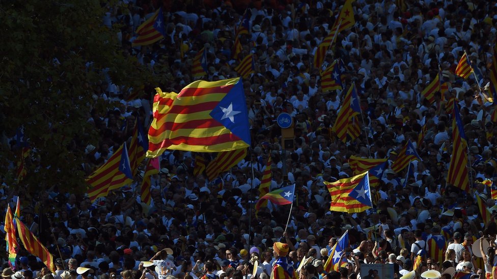 El antecedente más cercano a esa disyuntiva tuvo lugar con motivo de la consulta sobre la independencia celebrada el 9 de noviembre de 2014. Multitud con banderas catalanas