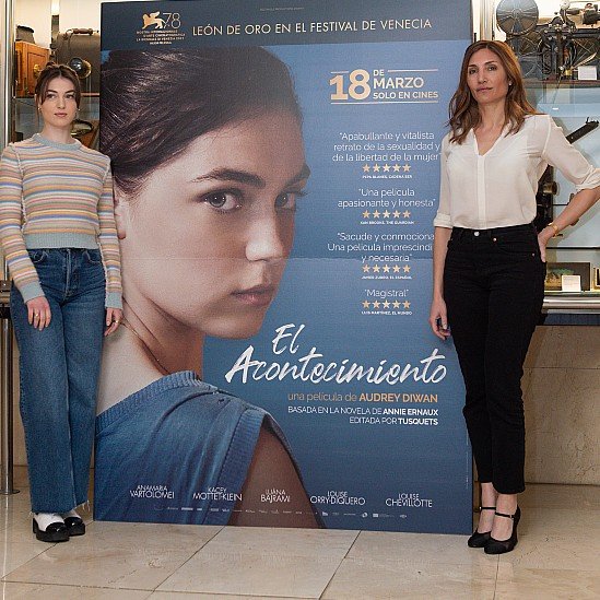 Anamaria Vartolomei y Audrey Diwan junto a una pancarta que promociona el film