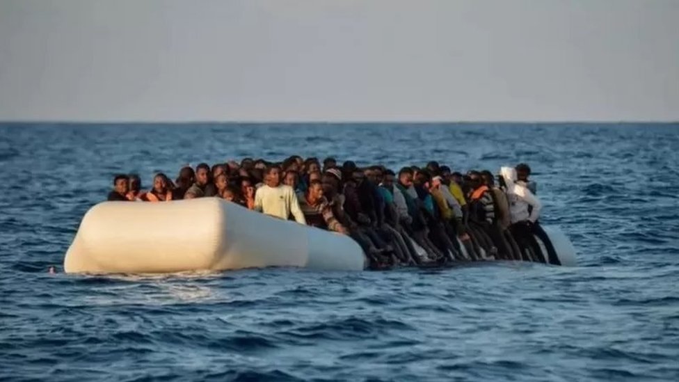 مهاجرون في قارب هوائي في عرض البحر