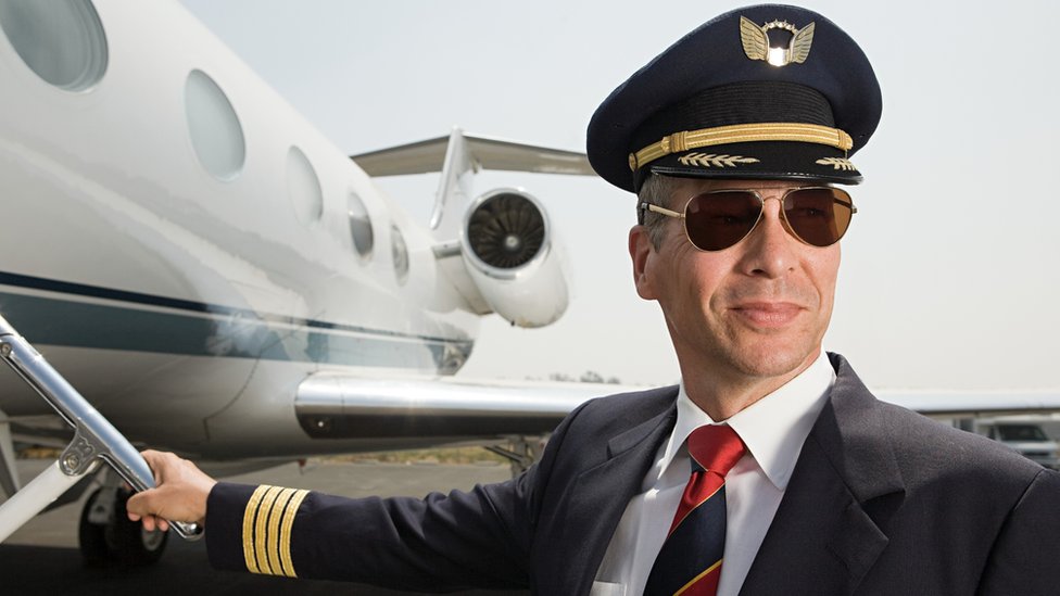 Cuánto cuesta estudiar para ser piloto de una aerolínea comercial - BBC  News Mundo