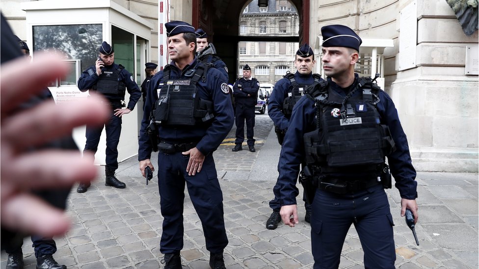 Французская полиция и силы безопасности устанавливают периметр безопасности возле штаб-квартиры полиции Парижа после нападения 3 октября