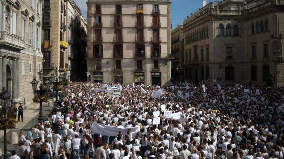 Los miembros de la iniciativa "Hablamos?" organizaron una de las movilizaciones al frente del Ayuntamiento de Madrid. Manifestación en Madrid