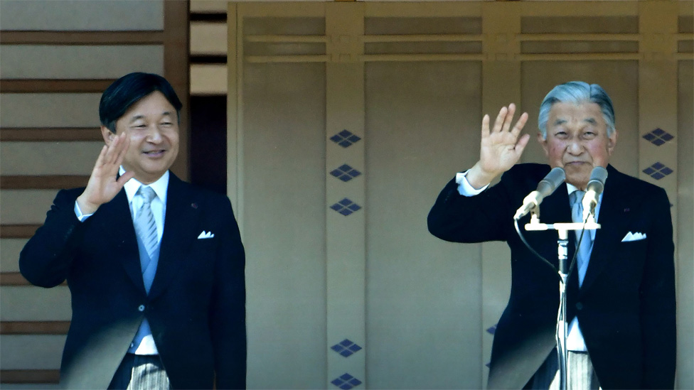 Akihito, a la derecha, deja el puesto de emperador a su hijo Naruhito, a la izquierda.