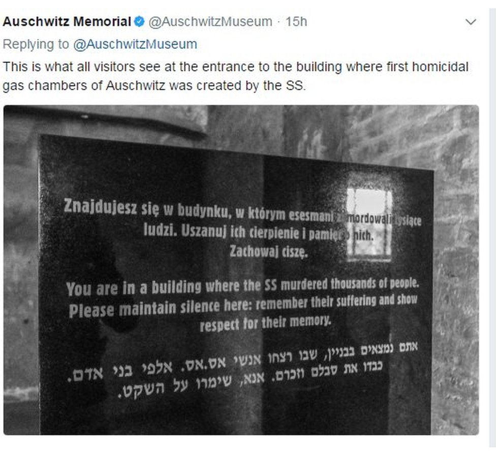 Сообщение музея Освенцима: «Это то, что все посетители видят у входа в здание, где СС были созданы первые смертоносные газовые камеры Освенцима».