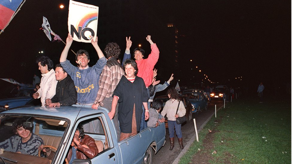 Opositores a Pinochet celebran el triunfo del "No" en el plebiscito de 1988.