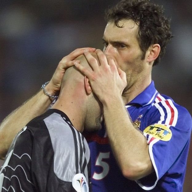 La cábala de Laurent Blanc y Fabian Barthez parece que funcionó, pues Francia fue campeón del mundo en 1998. Laurent Blanc besa en la cabeza a Fabian Barthez