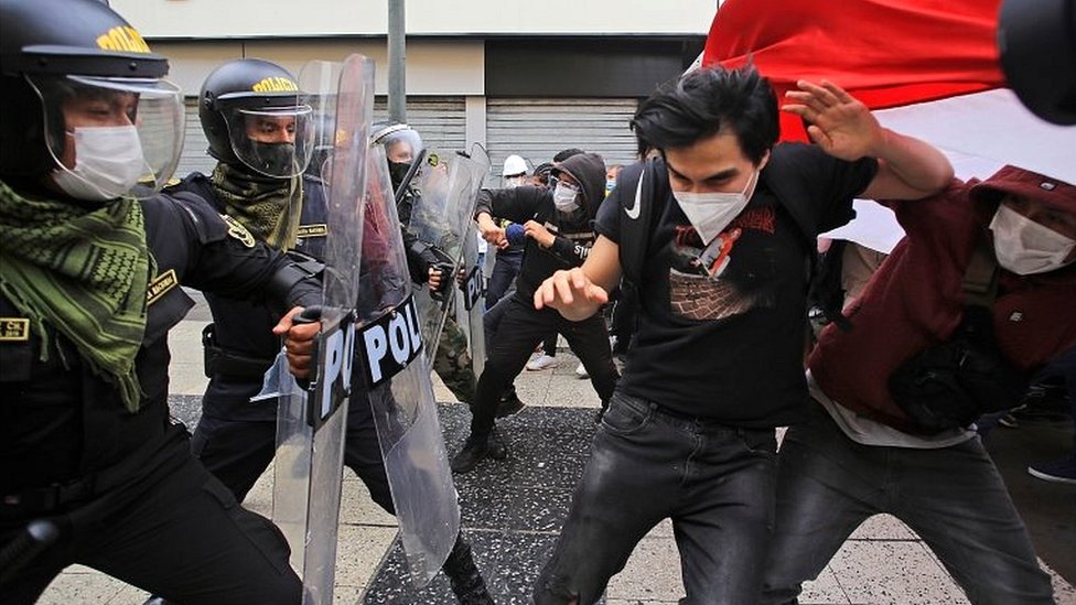 Столкновения демонстрантов с полицией во время акции протеста в Лиме, ??Перу, 10 ноября 2020 г.