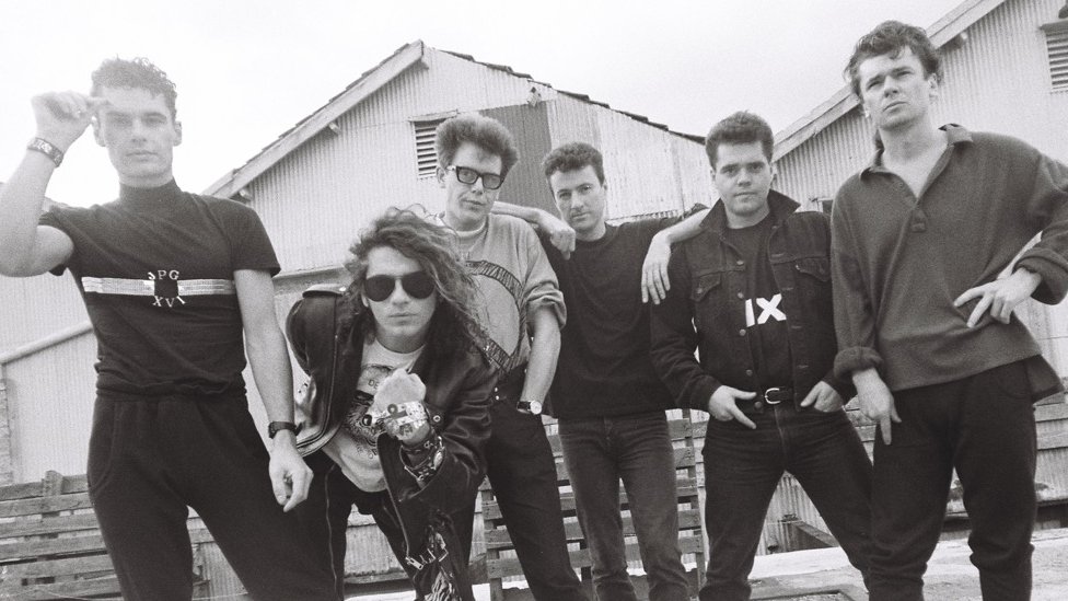 INXS в 1987 году (слева направо): Джон Фаррис, Майкл Хатченс, Кирк Пенгилли, Гарри Гэри Бирс, Эндрю Фаррисс, Тим Фаррисс