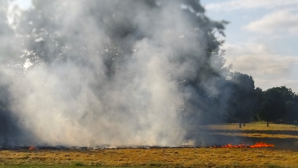 Огонь распространяется на луга в Гунторпе.