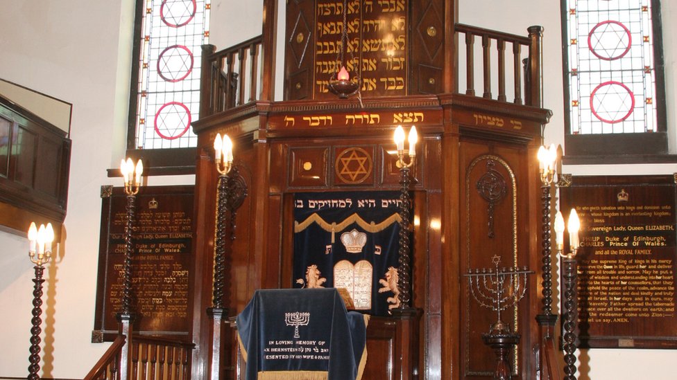 Внутренний деревянный алтарь с еврейскими знаками и украшениями