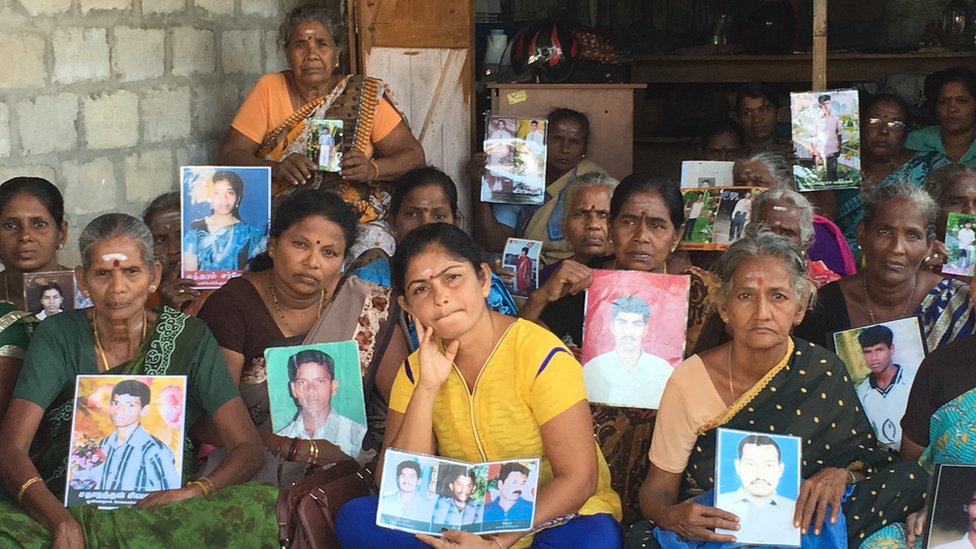Тамильские женщины протестуют в северном городе Килиноччи, требуя информации о своих родственниках, которые, по их словам, сдались армии в 2009 году