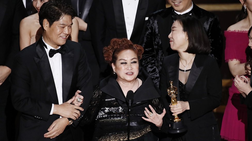 Мики Ли (в центре) выступает на церемонии вручения «Оскара»