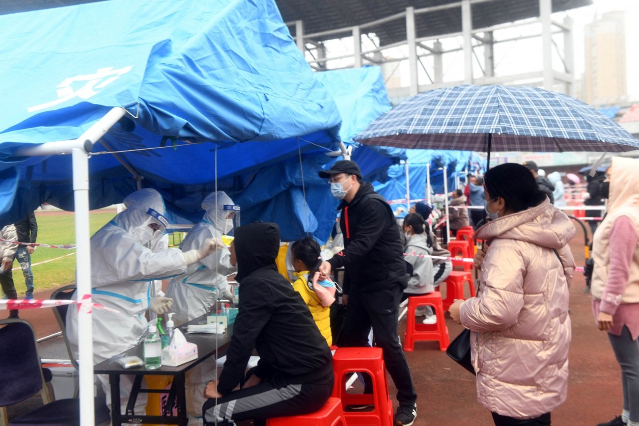 廣西東興民眾排隊進行核酸檢測。