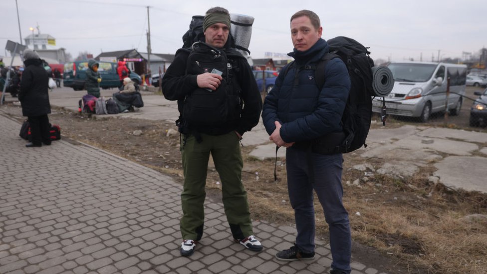 Ucranianos que viven en el extranjero y voluntarios de otros países han estado viajando allí para ayudar en su defensa.