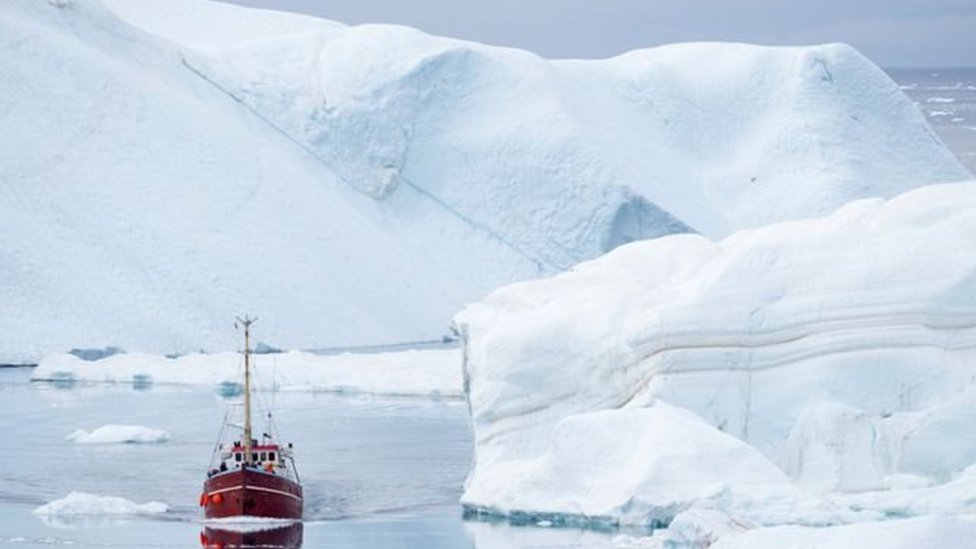 Bote en el mar congelado del Ártico