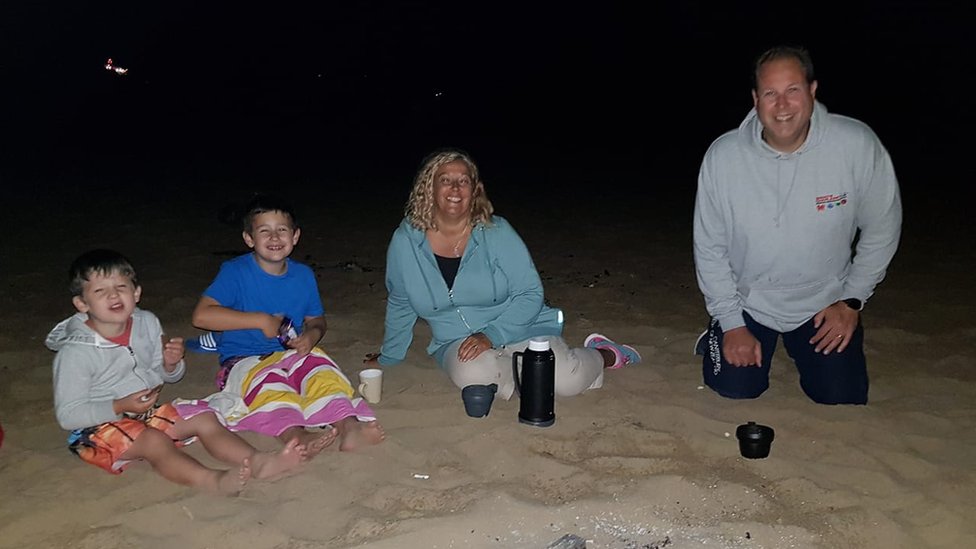 Кэтрин Донован и ее семья на пляже Аберавон, Порт-Талбот