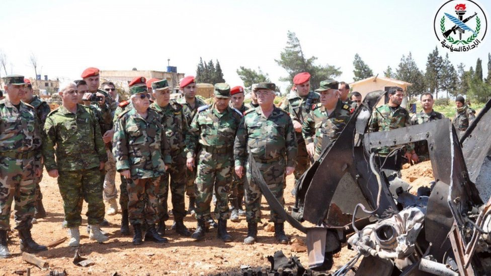 Сирийские военные наблюдают за повреждением Шайрата