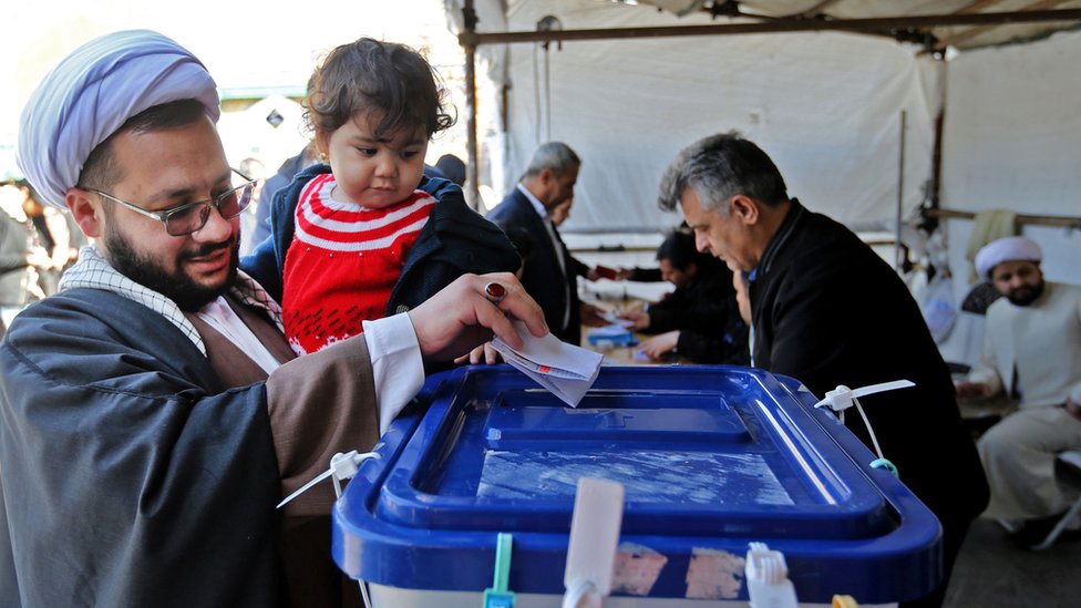 Иранцы проголосовали на избирательном участке в святилище Шах Абдол-Азим, 21 февраля
