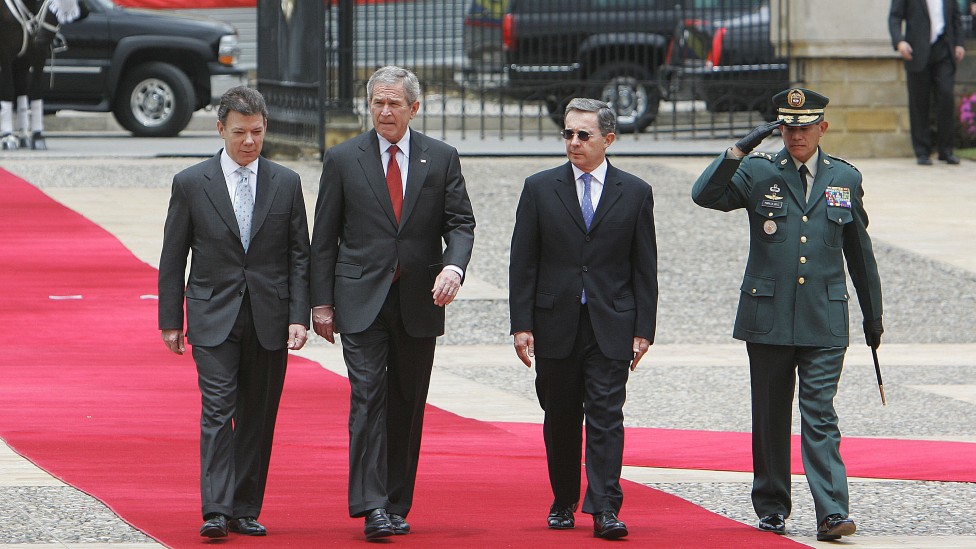 Santos, Bush y Uribe