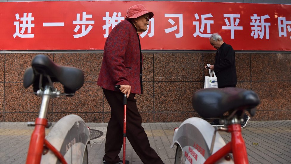 北京市民走在宣傳習思想的標語旁。