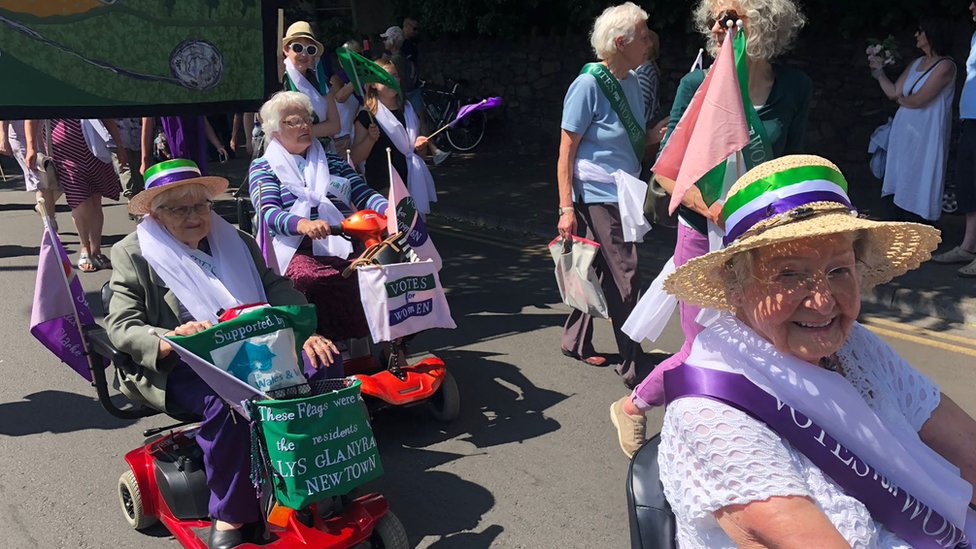 Женщины всех возрастов присоединились к пению и пению, когда тысячи людей вышли на улицы Кардиффа на гигантский праздник