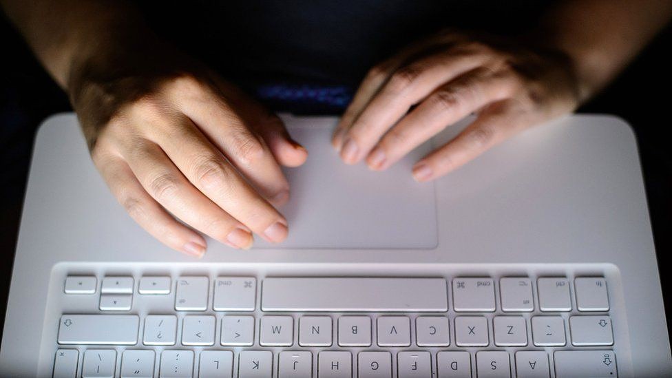 Una persona escribiendo en un teclado