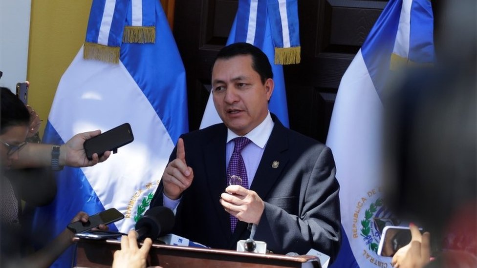 Председатель Законодательного собрания Сальвадора Марио Понсе предлагает пресс-конференцию в Сан-Сальвадоре, Сальвадор, 10 февраля 2020 года.