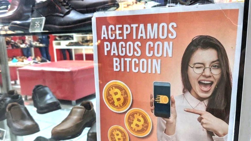 Çok sayıda dükkan bitcoin ile alışveriş yapılabileceğine dair afişler asıyor