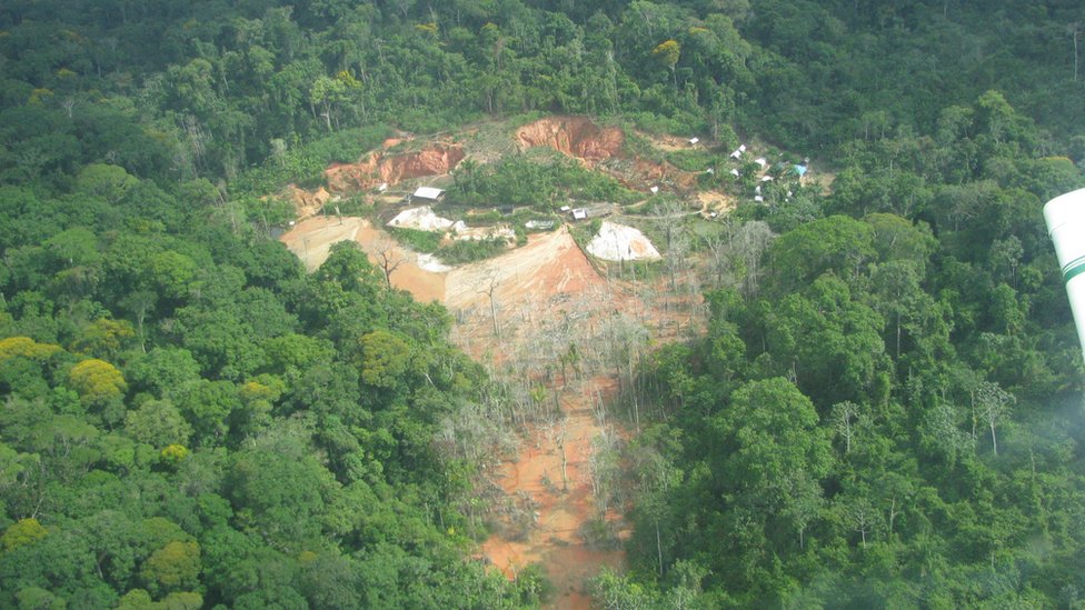 Vista aérea de um garimpo.