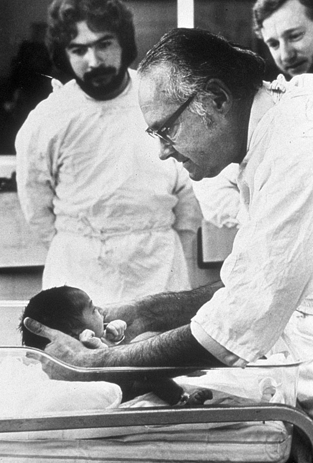 Doctor Henry Kempe con un bebé.