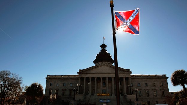 Спорный флаг Конфедерации развевается возле Дома штата Южная Каролина