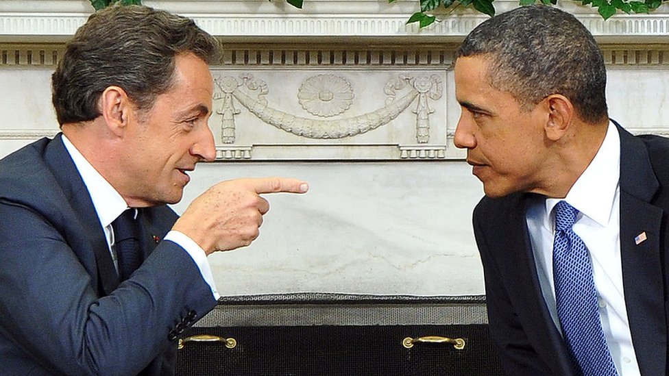 Barack Obama Écoute Son Homologue Français Nicolas Sarkozy Lors D'Une Réunion Dans Le Bureau Ovale De La Maison Blanche Le 10 Janvier 2011