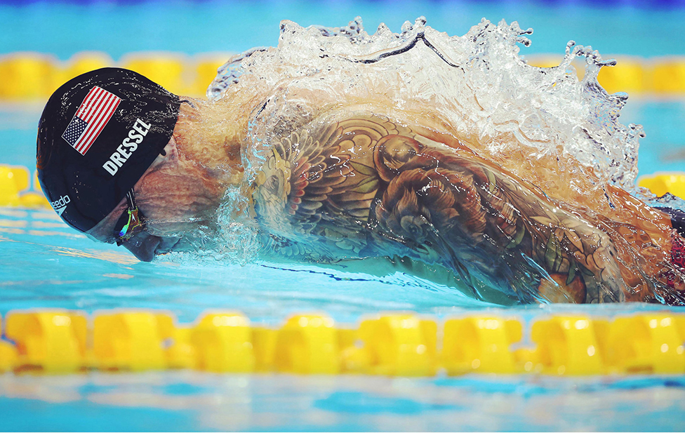 Plivač Kejleb Dresel osvaja zlatnu medalju za Ameriku na Olimpijadi u Tokiju u disciplini 100 metara delfin stilom i postavlja svetski rekord u julu 2021. godine