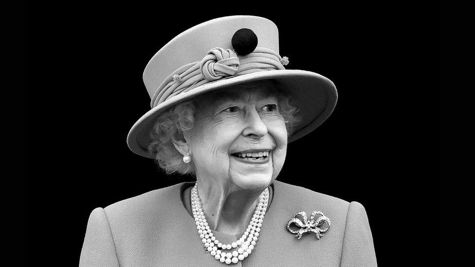 Foto en blanco y negro de la reina Isabel II.