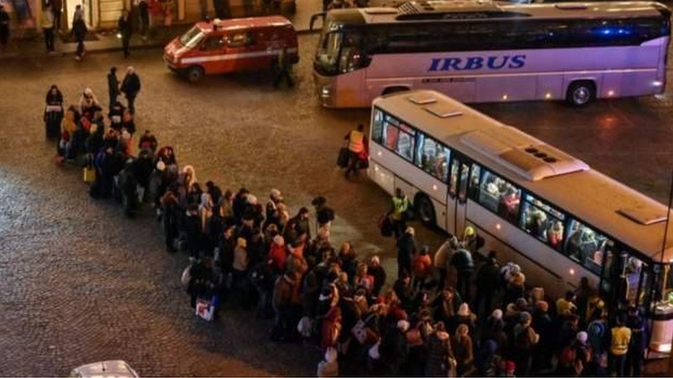 周三，在波蘭的烏克蘭難民排隊等候轉運