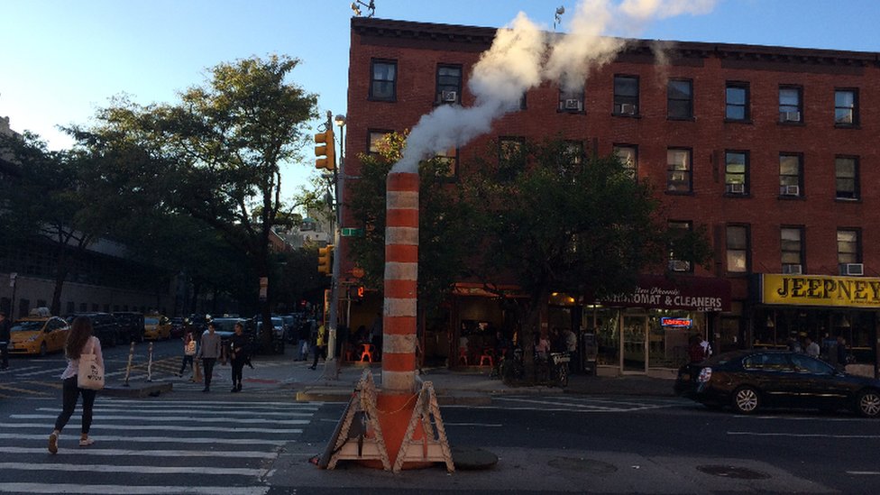 Una típica "chimenea" canaliza vapor proveniente de los 169 kilómetros de tuberías subterráneas que tiene el sistema en Nueva York. Vapor en Nueva York