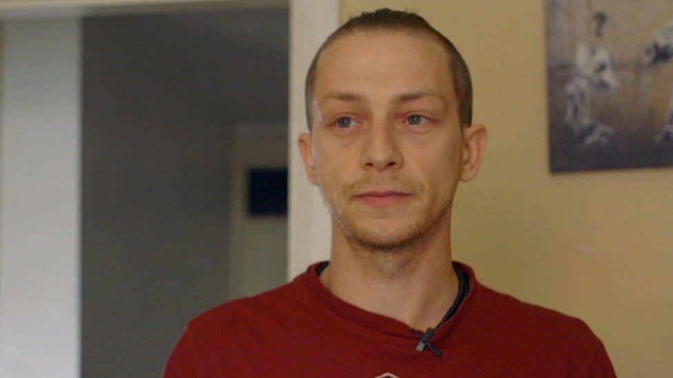 Simpa asegura que la medicación recetada por los médicos le dio más efectos secundarios que beneficios, pero que la microdosificación con alucinógenos le brinda más ventajas. Simpa