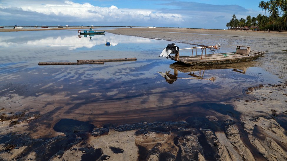 Нефть на поверхности воды возле Марагоги