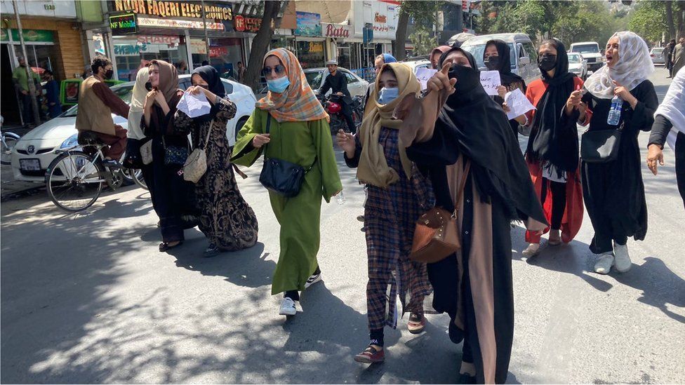 Kabil'deki Taliban karşıtı gösteriye katılan kadınlar