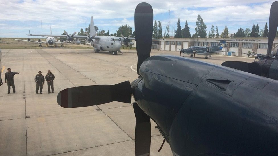 El operativo de búsqueda y rescate encabezada por la Armada argentina va por mar y por aire, y cuenta con apoyo internacional. Aviones de rescate.