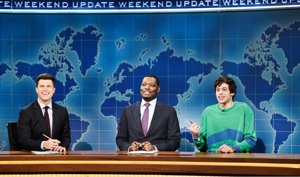 (Слева направо) Колин Йост, Майкл Че и Пит Дэвидсон в субботу вечером в прямом эфире