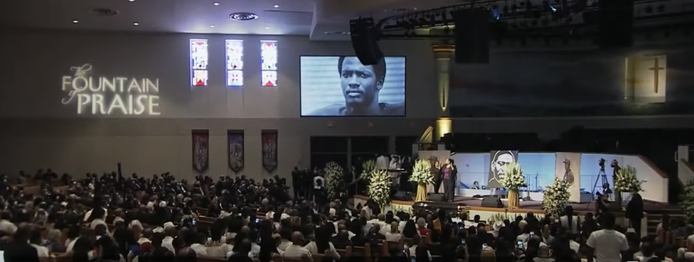Скорбящие собрались на похоронах Джорджа Флойда, с неверным изображением на большом экране