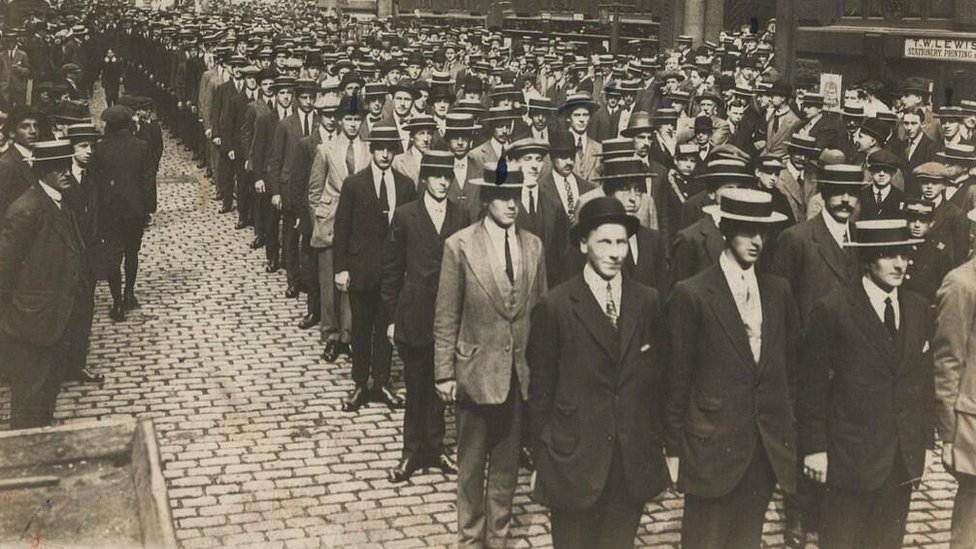 Снято 31 августа 1914 года в тот день, когда люди на фотографии выстраивались в очередь, чтобы попасть в Зал Святого Георгия и присоединиться к батальонам Liverpool Pals полка Kings Liverpool