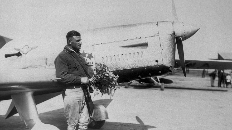 Cukurs delante del avión que construyó él mismo y con el que voló de Riga a Tokio en 1937