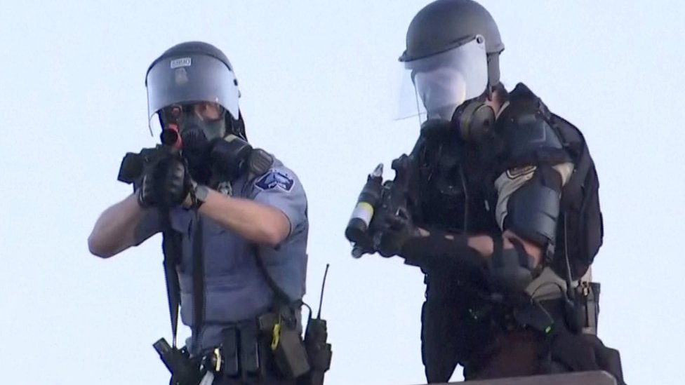 Полиция целится в телеоператора Reuters во время общенациональных беспорядков после смерти Джорджа Флойда в полицейском участке Миннеаполиса в Миннеаполисе, штат Миннесота,