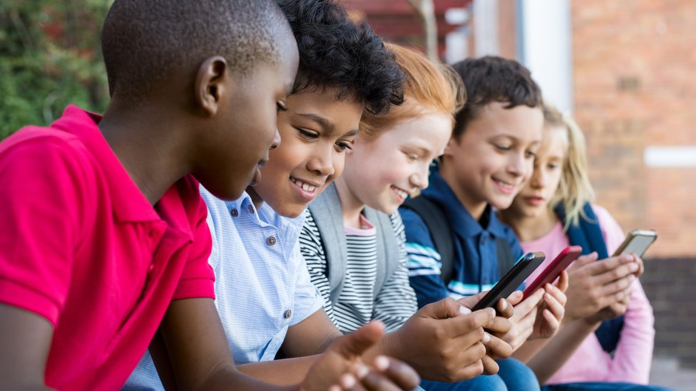 Niños usando sus celulares