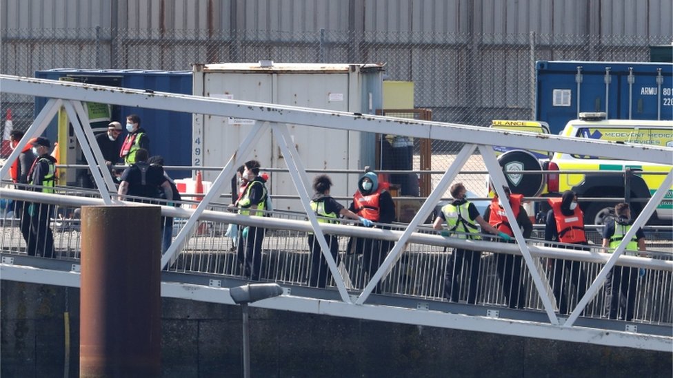 Мигранты прибывают в Дувр в субботу