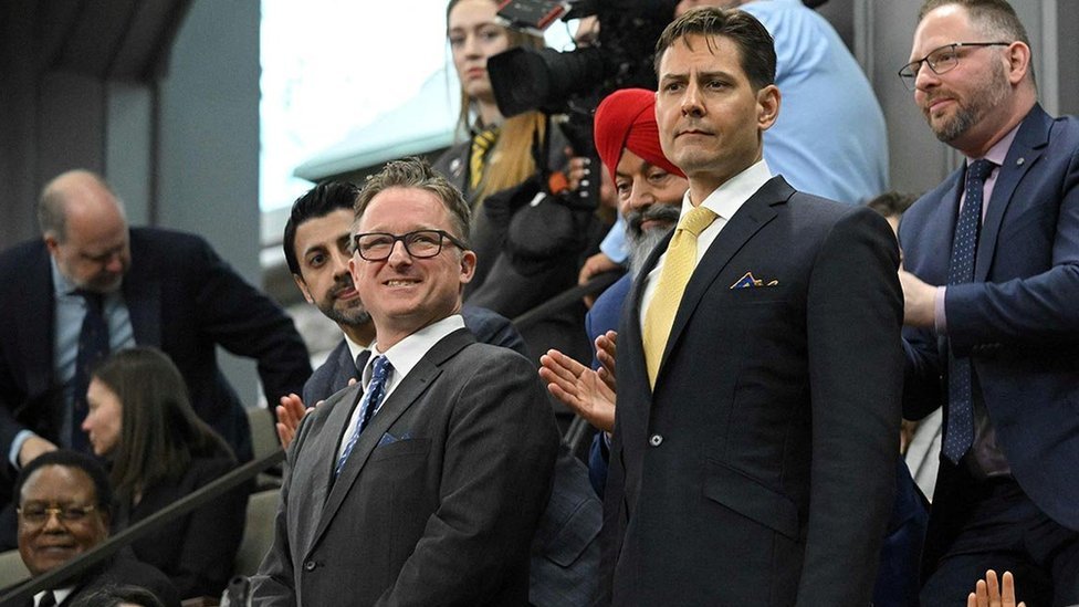 康明凱（Michael Kovrig；中右）和邁克爾‧斯帕弗（Michael Spavor中左）在渥太華加拿大議會眾議院參與美國總統拜登訪加活動（24/3/2023）